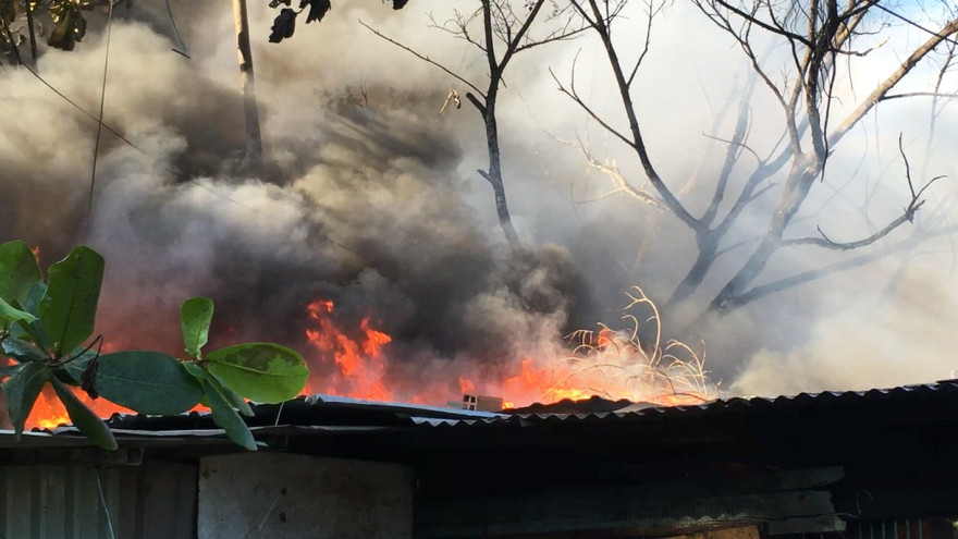 Ngọn lửa bùng cháy ngùn ngụt.