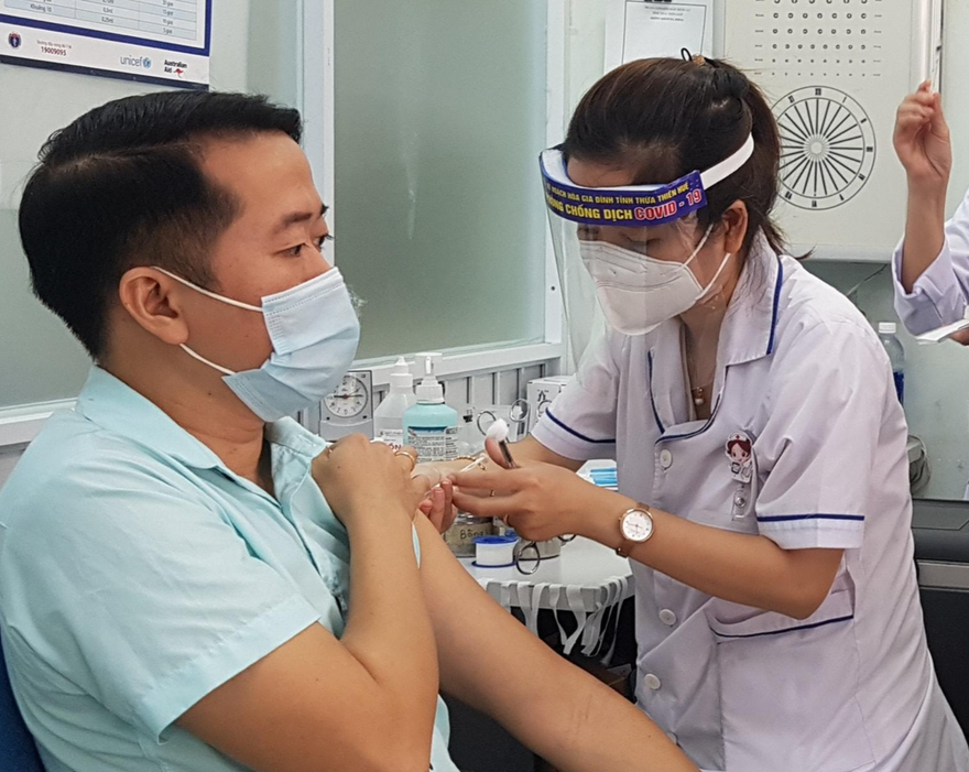 Đối với người đến và về Huế từ vùng cấp độ 4 (vùng đỏ), nếu tiêm đủ liều vắc xin phòng COVID-19 hoặc được công bố khỏi bệnh thì thực hiện giám sát y tế tại nơi cư trú, lưu trú