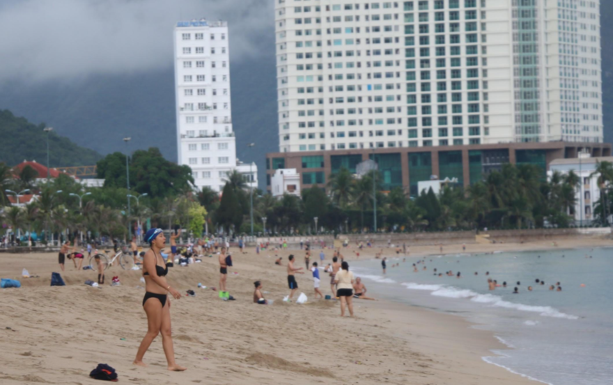 Người dân Nha Trang hào hứng tắm biển sau nhiều tháng giãn cách.