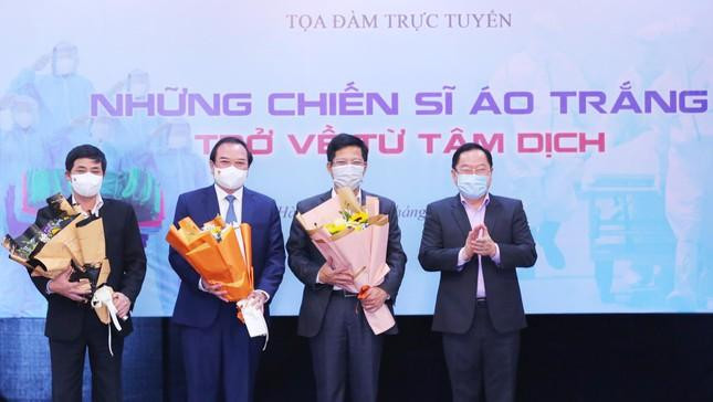 Tọa đàm trực tuyến: Những chiến sĩ áo trắng trở về từ tâm dịch