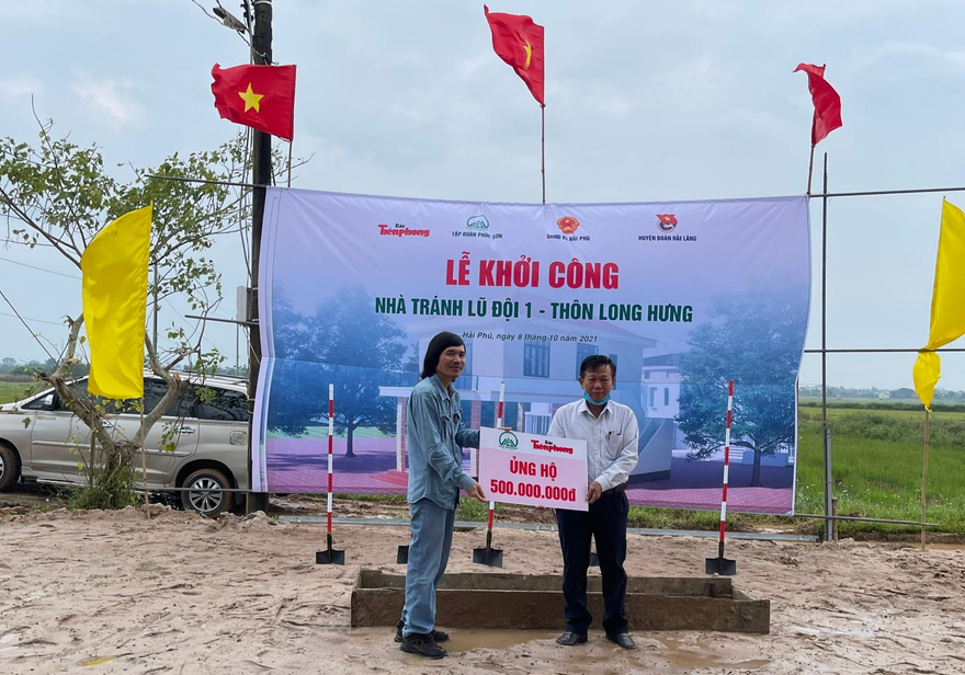 Chính quyền địa phương tiếp nhận khoản kinh phí hỗ trợ 500 triệu đồng từ đại diện Báo Tiền Phong