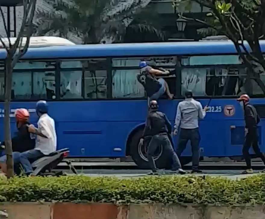 Nhóm thanh niên cầm hung khí đập phá xe buýt.