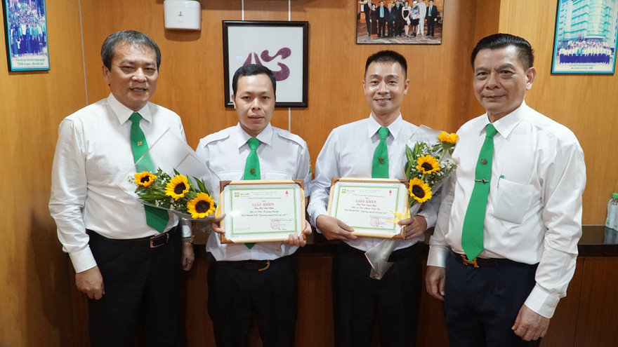 Anh Chiến (thứ 2 từ trái qua) được nhận bằng khen sau cú đúp cứu người.