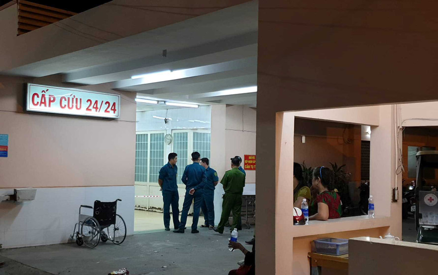 Lực lượng chức năng phong toả hiện trường, điều tra vụ việc.