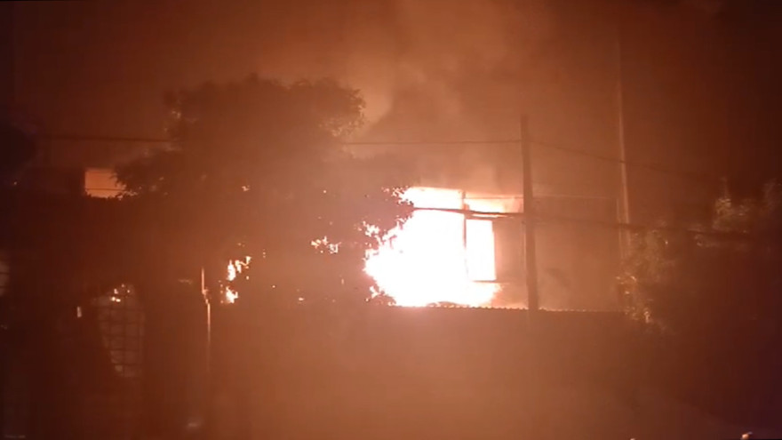 Khói lửa bốc lên nghi ngút tại phim trường.