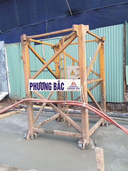 Phần móng cẩu trục tháp đã hoàn thành để phục vụ cho việc lắp đặt phá dỡ phần diện tích vi phạm nhà 8B Lê Trực 