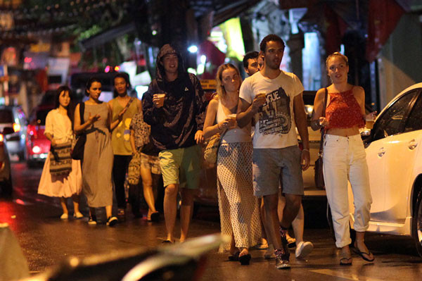 Nhiều cơ sở kinh doanh dịch vụ sau 24h chưa được cấp phép hoạt động 