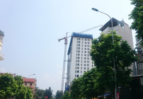 Cẩu tháp trục bắt đầu được vận hành phục vụ việc phá dỡ hệ thống dầm, cột tầng 19 nhà 8B Lê Trực 