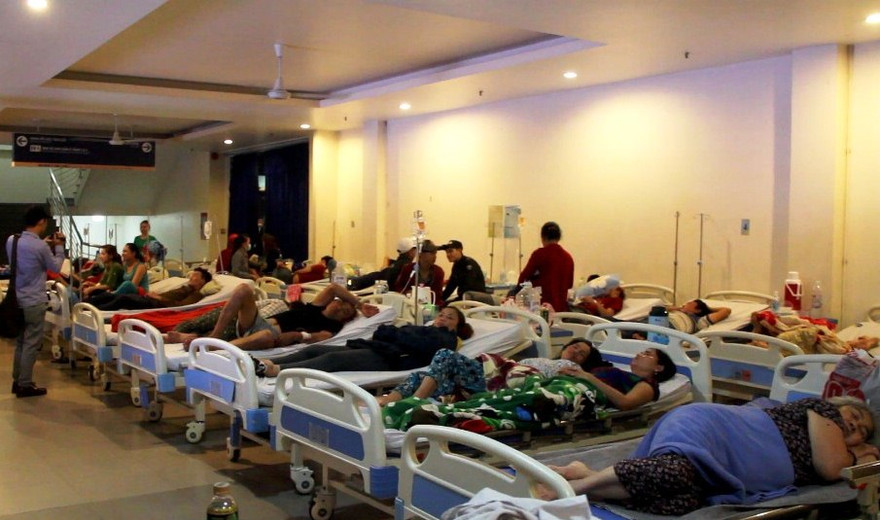 Gần 100 công nhân ngộ độc sau bữa ăn tối