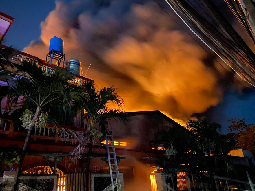 Ngọn lửa bốc lên dữ dội.