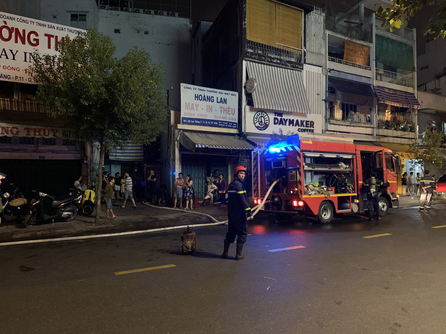 Lực lượng chức năng có mặt dập lửa.