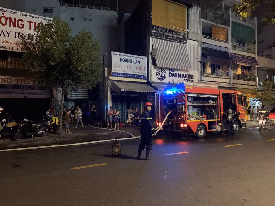 Lực lượng chức năng có mặt dập lửa.