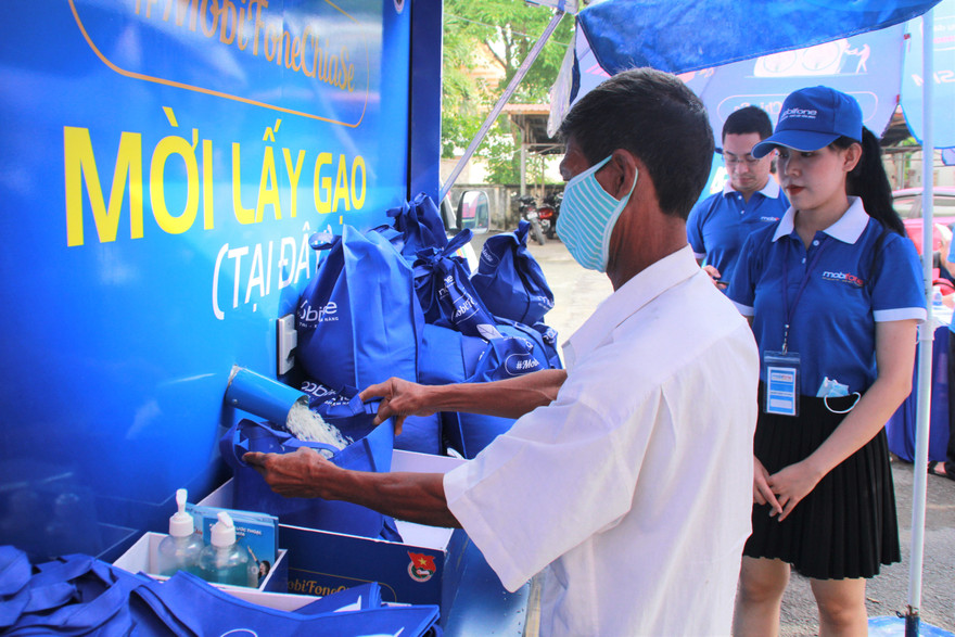 ATM gạo san sẻ yêu thương với người dân khó khăn 