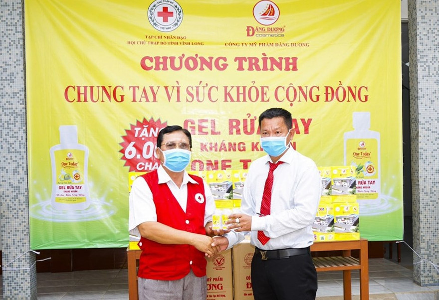 Mỹ phẩm Đăng Dương và hành trình tặng nước rửa tay kháng khuẩn phòng Covid-19