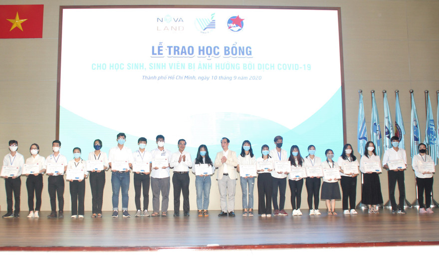 Trao 350 suất học bổng cho học sinh, sinh viên ĐHQG TPHCM chịu ảnh hưởng bởi dịch COVID