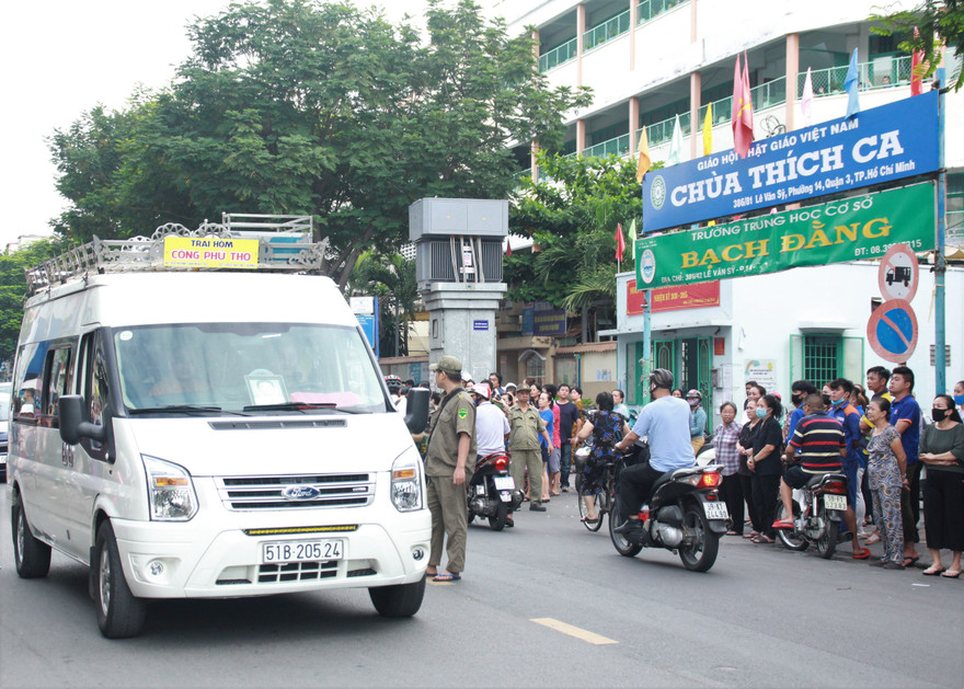 Linh cữu nam sinh Trường THCS Bạch Đằng về lại trường trước lúc đi xa 