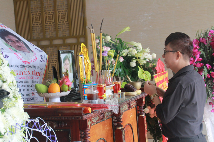 Con gái NSƯT Chánh Tín: 'Tro cốt ba sẽ hòa vào dòng suối nơi ông nội yên nghỉ'