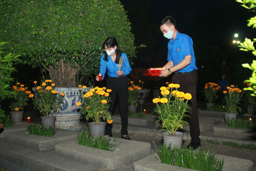 Tuổi trẻ TPHCM thắp nến tri ân Anh hùng liệt sỹ nhân kỷ niệm 45 năm giải phóng miền Nam