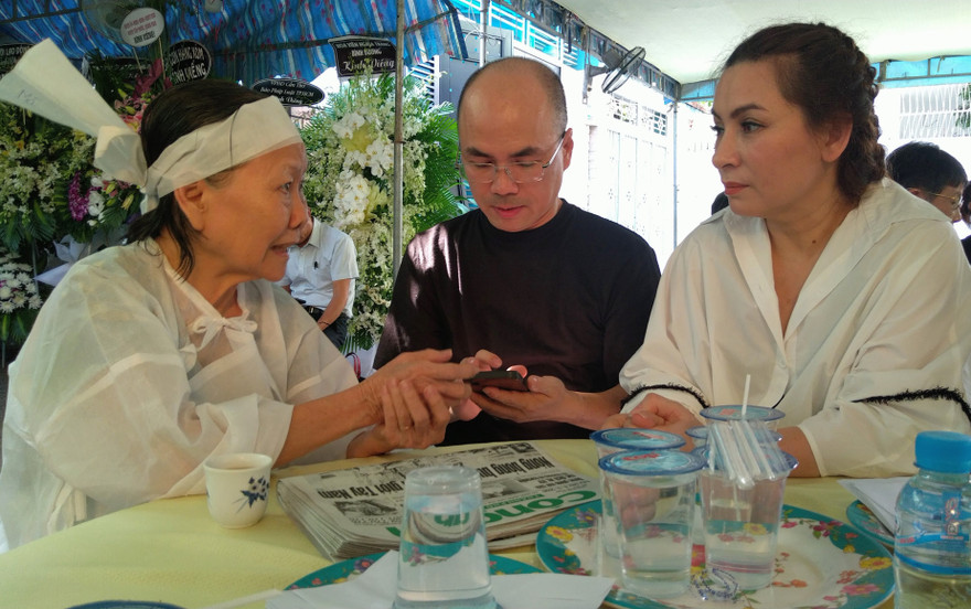 Phi Nhung viếng nhạc sỹ Vũ Đức Sao Biển và chia sẻ kỷ niệm không quên về ông