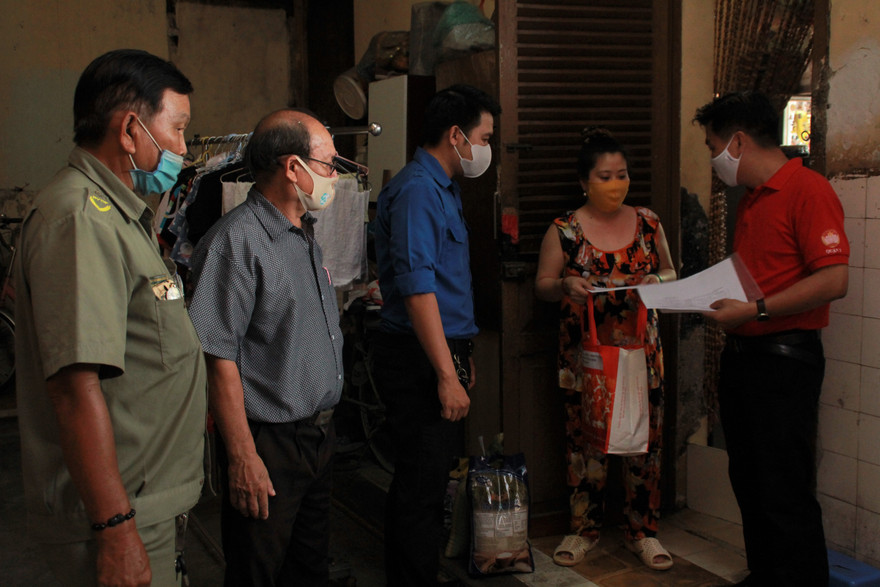 Chống dịch COVID-19, ĐVTN tình nguyện giao cơm, mua nhu yếu phẩm cho người già neo đơn