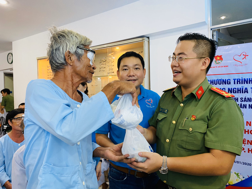 Mổ mắt, tặng quà Tết đến 150 người dân có hoàn cảnh khó khăn