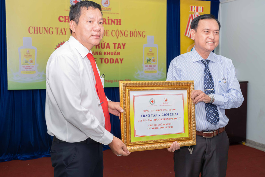 Hội Chữ thập Đỏ TPHCM tiếp nhận 7.000 chai gel kháng khuẩn phòng Covid-19