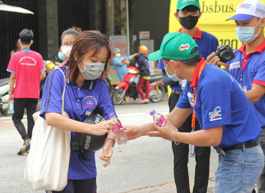 Đội hình ‘Hỗ trợ y tế’ túc trực điểm thi sẵn sàng hỗ trợ thí sinh 