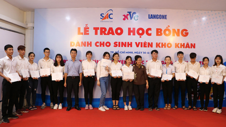 Trao 126 suất học bổng khuyến khích bạn trẻ vượt khó sau đại dịch COVID-19