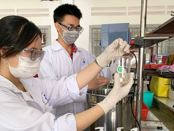 Thầy trò Đại học Bách khoa TPHCM chế tạo nước rửa tay phòng dịch corona