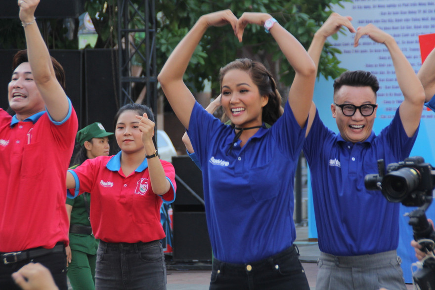 Hoa hậu H'Hen Niê, ca sỹ Hoàng Bách, Ái Phương khởi động hè tình nguyện cùng bạn trẻ TPHCM