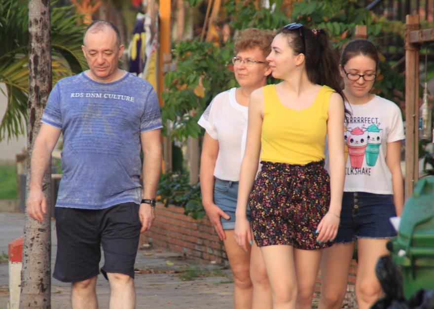 Khách quốc tế không mang khẩu trang tản bộ, tắm biển ở Nũi Né mùa dịch Covid-19