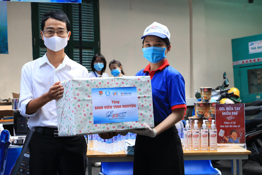 Thăm hỏi, tặng quà các đội hình ‘Tiếp sức mùa thi’ tại TPHCM 