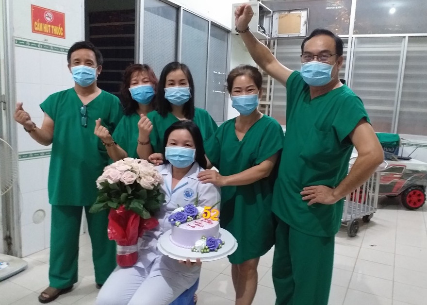 'Âm tính rồi, âm tính rồi. Cố lên, chúng ta sắp được ăn Tết rồi'