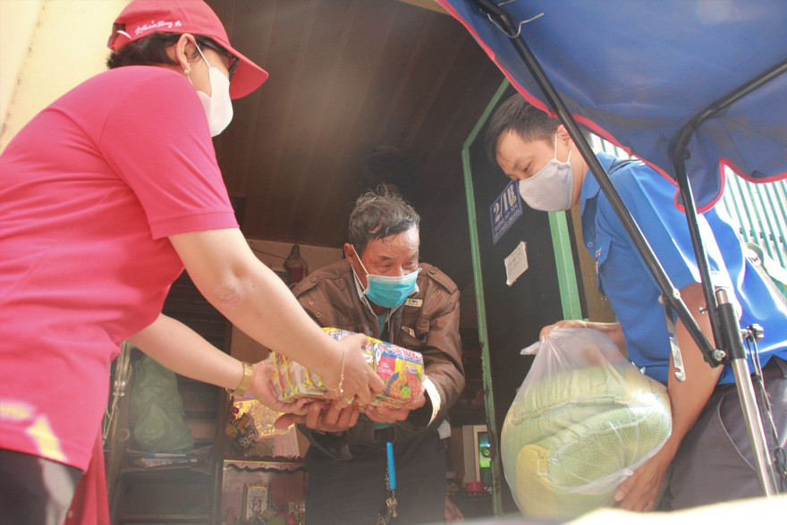 Bạn trẻ 'gõ cửa' từng người già neo đơn hoàn cảnh khó khăn trao nhu yếu phẩm 