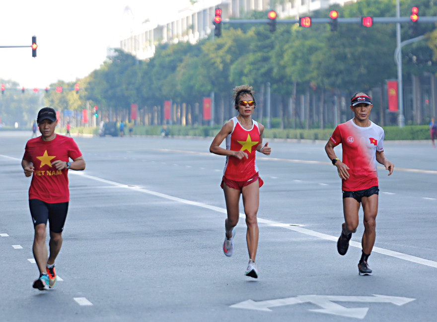 Hội yêu thể thao 'nhuộm đỏ' đường chạy mừng Quốc khánh 