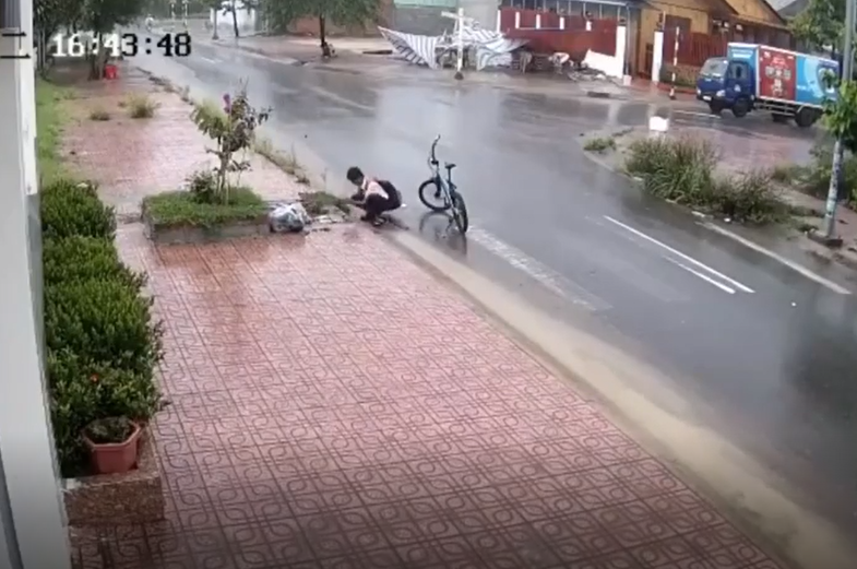 Khơi thông miệng cống trong mưa, cậu học trò lớp 6 khiến cộng đồng mạng hết lời ngợi khen