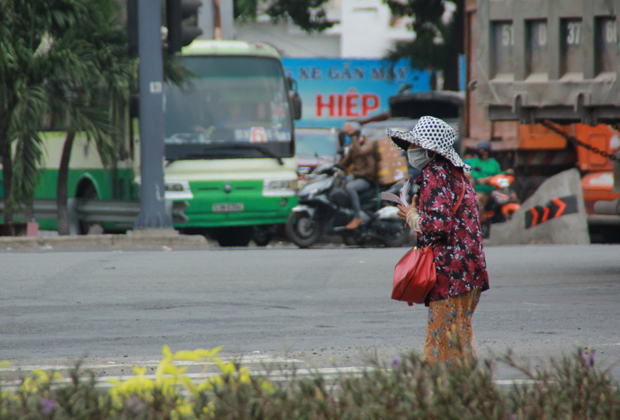 Người bán vé Sài Gòn mưu sinh trước giờ nghỉ chống dịch COVID-19 