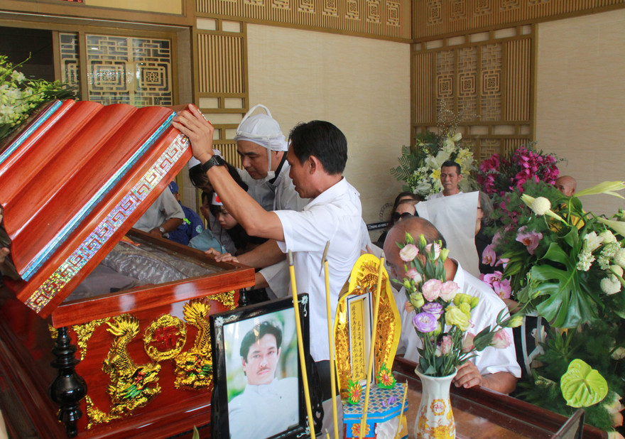 Gia đình con trai nhìn mặt Chánh Tín lần cuối trước giờ phút hoả táng