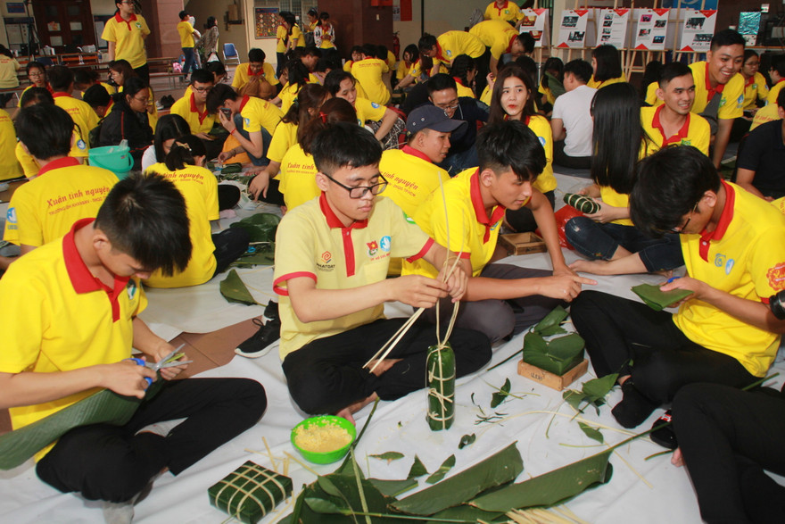 Ngày giáp Tết, bạn trẻ chung tay gói bánh chưng, bánh tét tặng người nghèo 