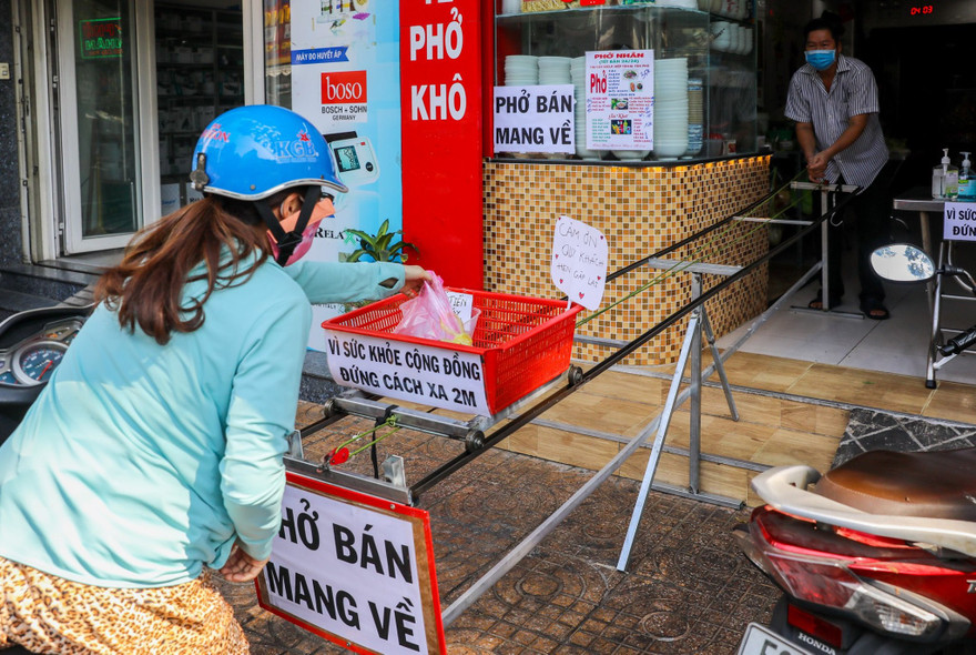 Ròng rọc tự chế và các chiêu độc lạ giữ an toàn chủ quán lẫn khách mùa dịch