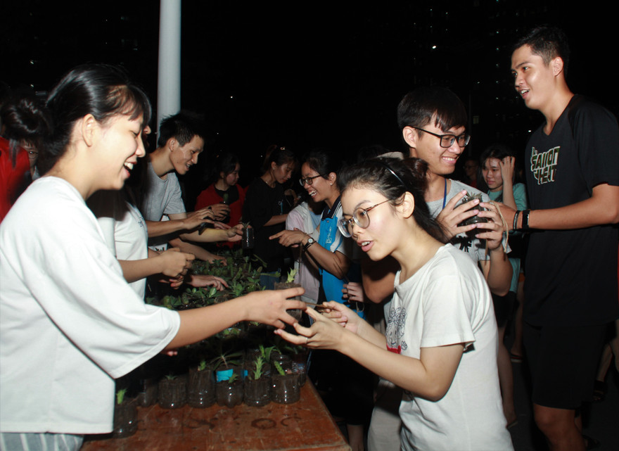 Bạn trẻ tặng cây, gieo nụ cười ở ký túc xá 