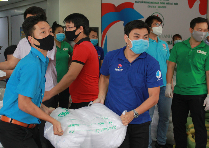 Trên 1 tỷ đồng hỗ trợ người dân khó khăn 24 quận, huyện TPHCM