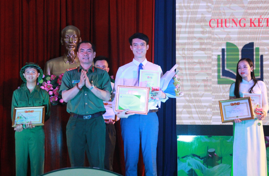 Thí sinh Ngô Anh Tú đoạt quán quân cuộc thi 'Quyển sách tôi yêu'