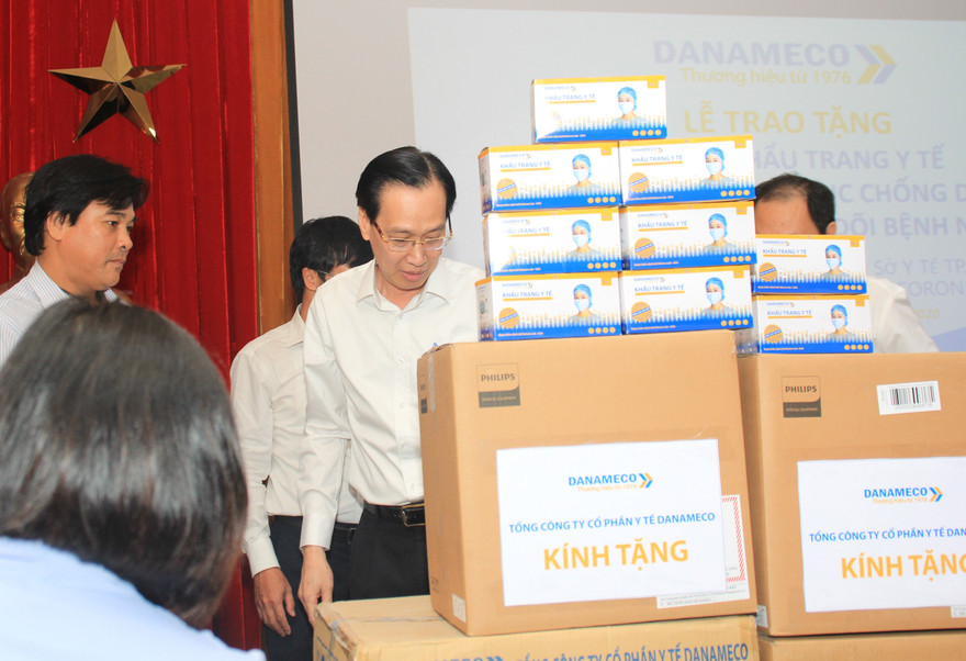 CDC TPHCM nhận 1.000 bộ áo quần chống dịch Covid-19