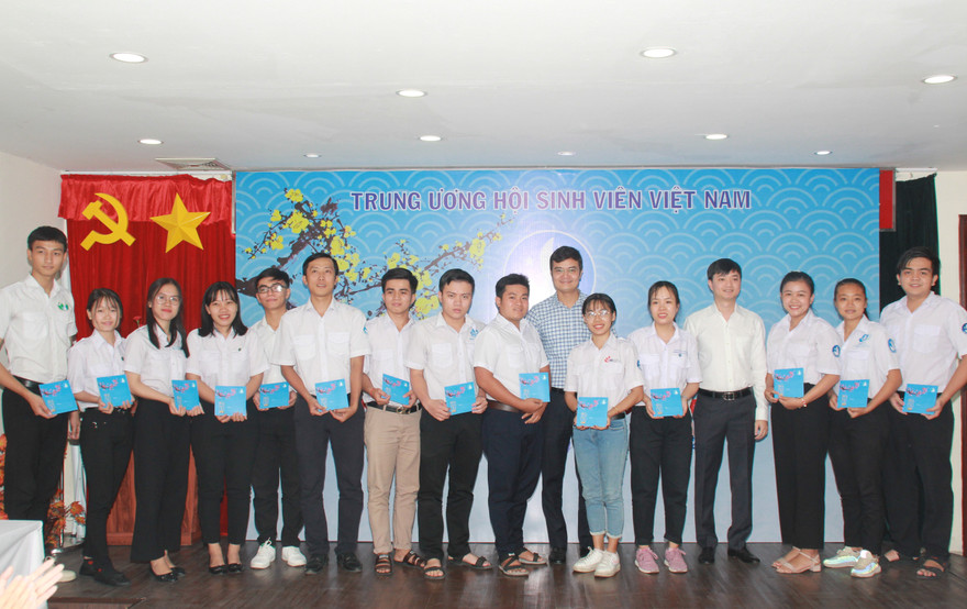 Tặng quà Tết cho cán bộ Đoàn - Hội, cán bộ, nhân viên Cơ quan T.Ư Đoàn phía Nam