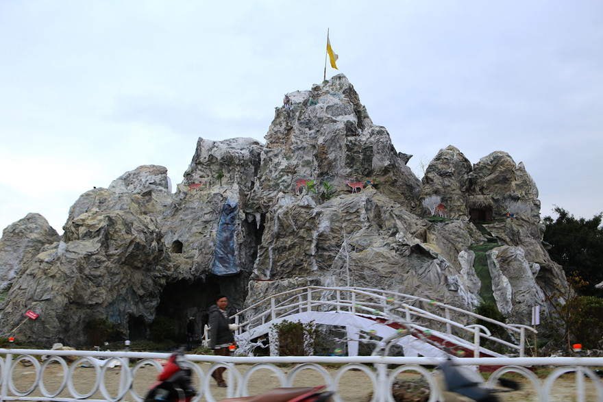 Hang đá Bê-lem dài 200m làm từ hàng nghìn cây tre ở Hà Tĩnh