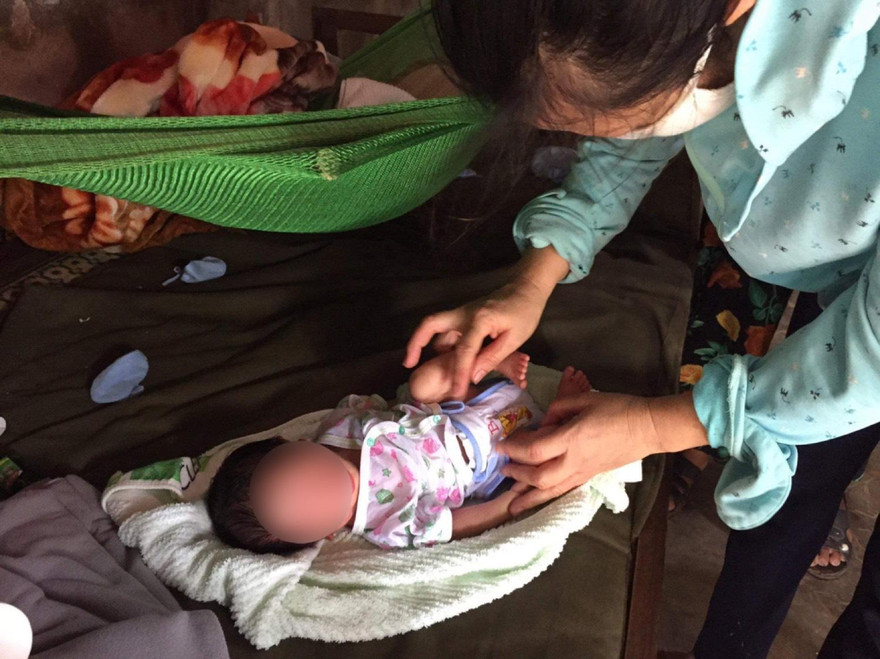 Bé trai sơ sinh bị bỏ rơi đang được gia đình ông Hiền chăm sóc.