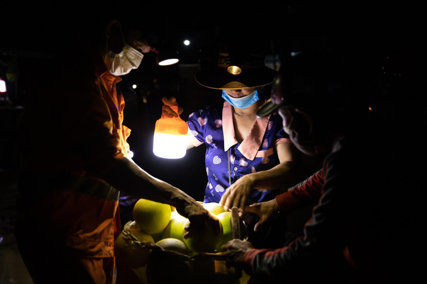 Đội đèn xuyên đêm bán bưởi Phúc Trạch đặc sản