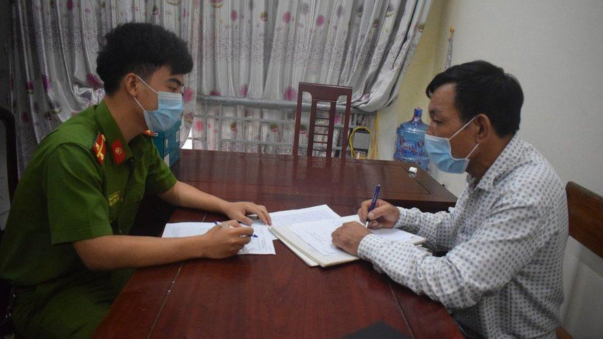 Đánh vợ rồi cầm kéo đâm vào công an 