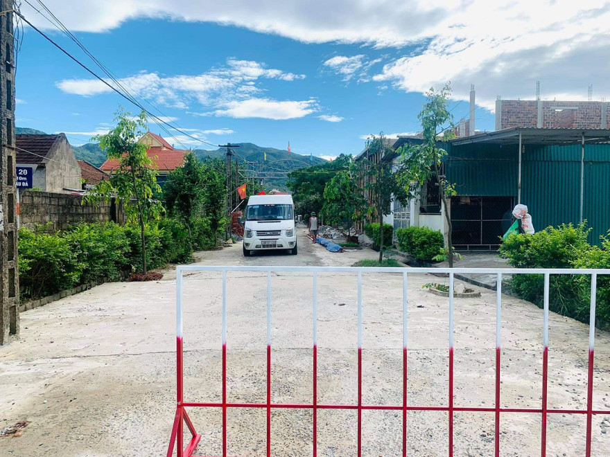 Phong tỏa hơn 300 hộ gồm hàng nghìn người dân vùng biển Hà Tĩnh sau hai ca mắc COVID-19